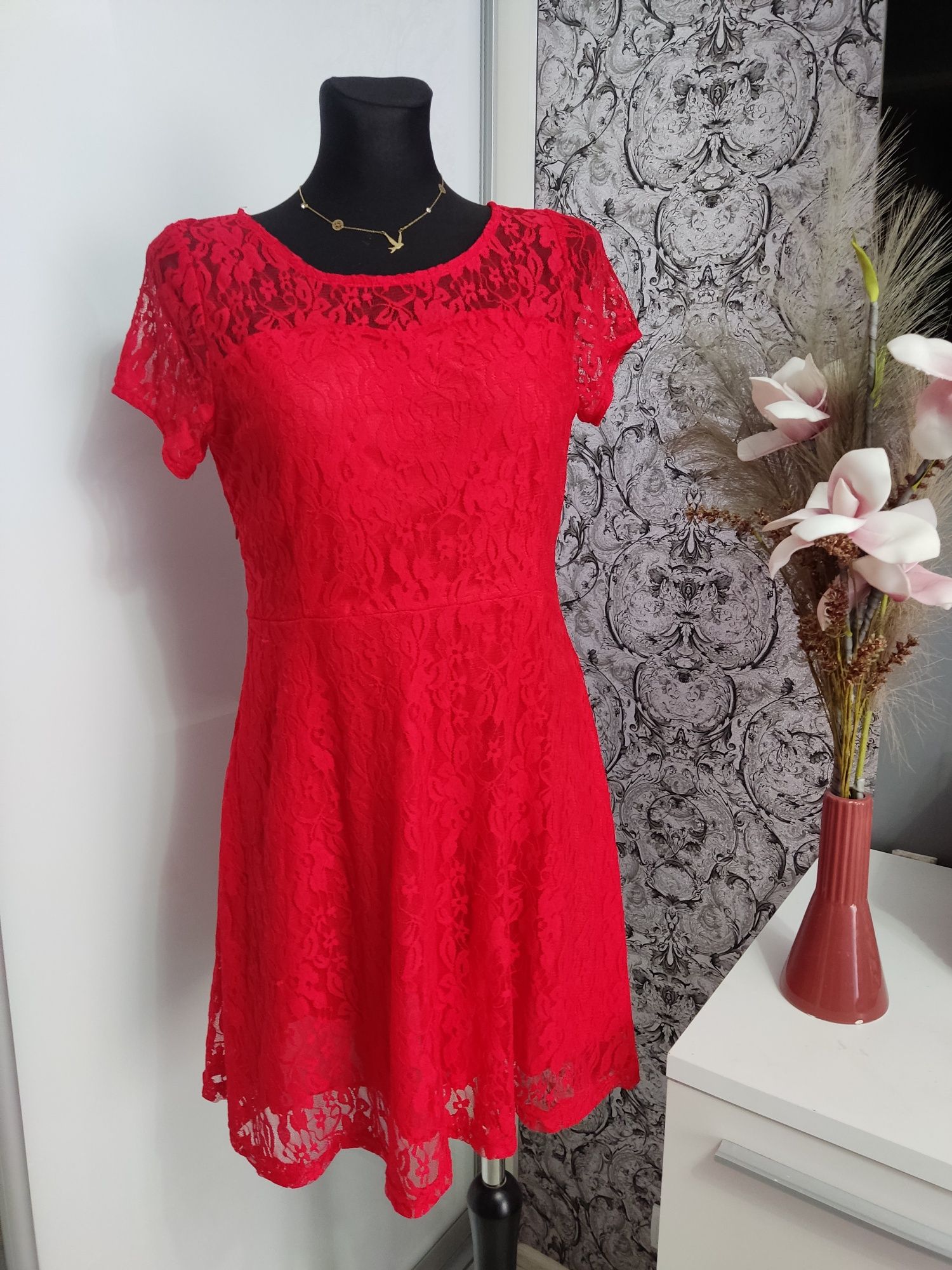 Sukienka czerwona elegancka rozkloszowana krótki rękaw cała z koronki