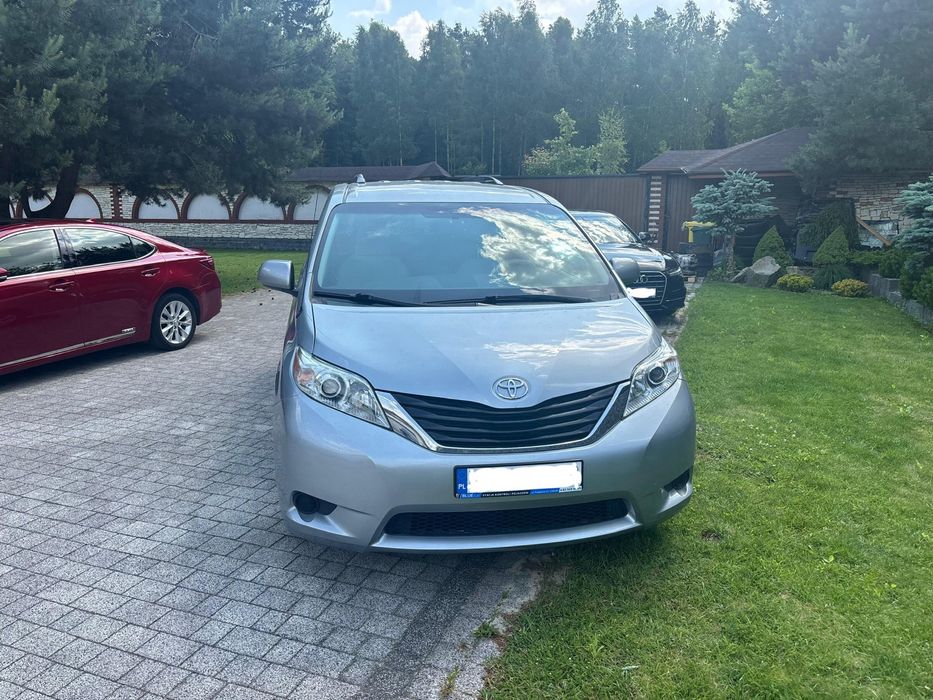 Wynajem Toyota Sienna 8 osobowa 3.5 Benzyna+LPG
