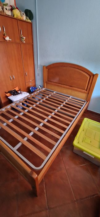 Conjunto de Quarto em Madeira de Pinho
