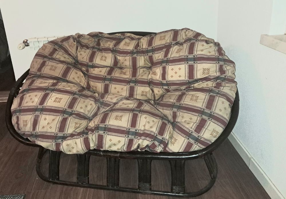 2 cadeirões com almofadas