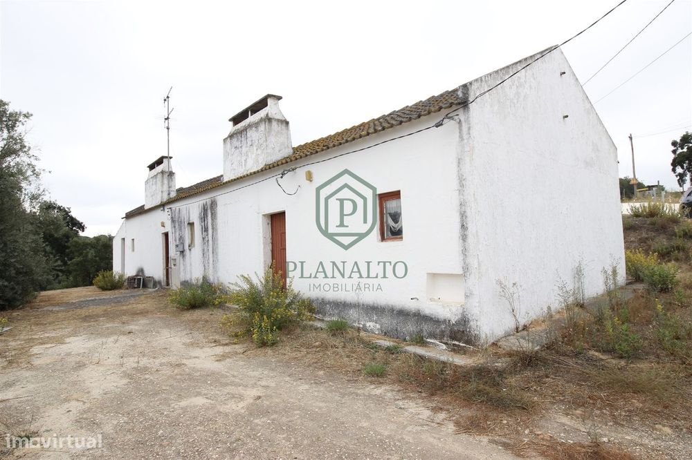 Oportunidade Única! Imóvel com Potencial para Recuperação no Couço – C