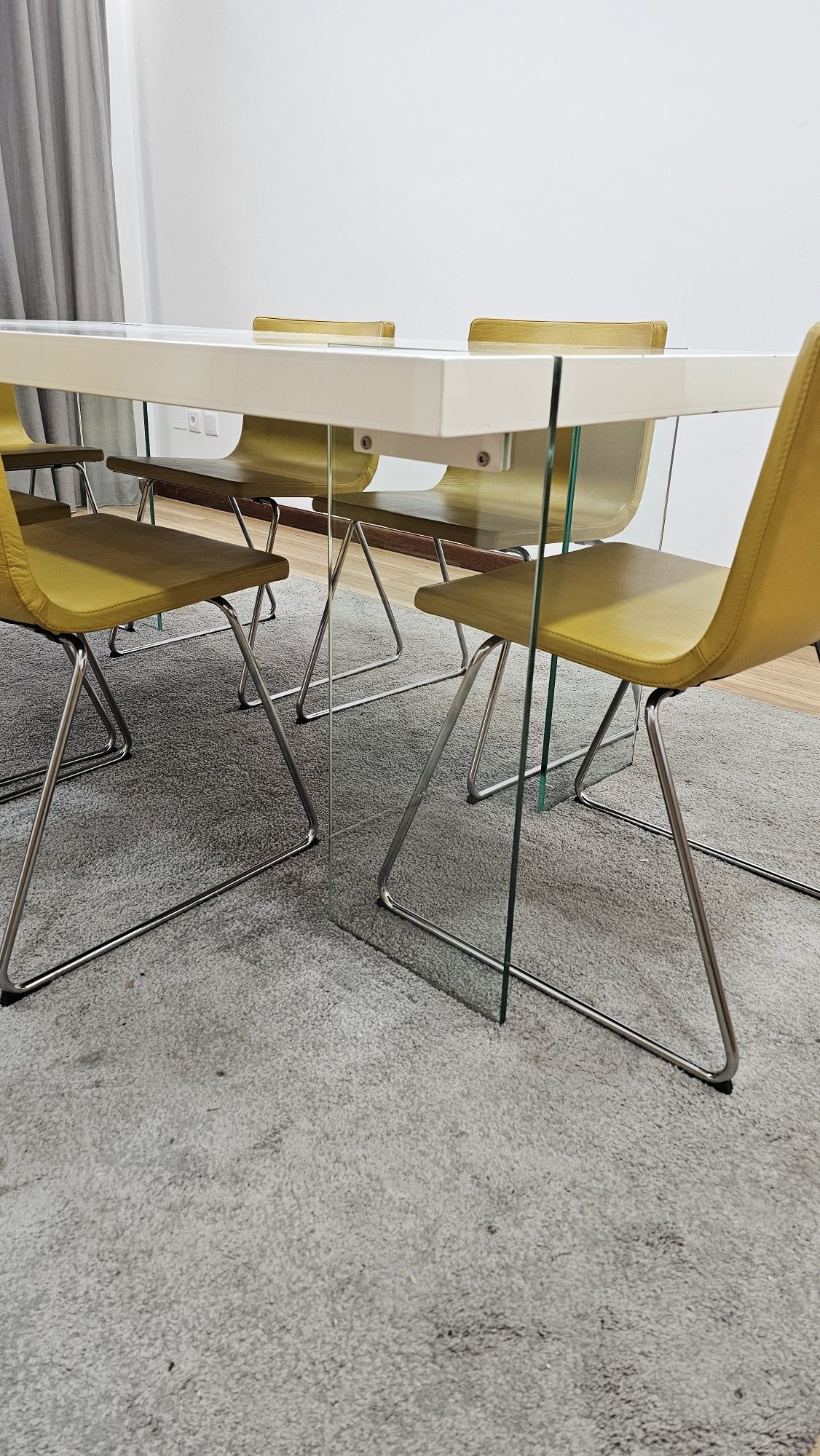 Conjunto de mesa e 6 cadeiras