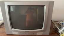 Televisão de cor cinza e vintage