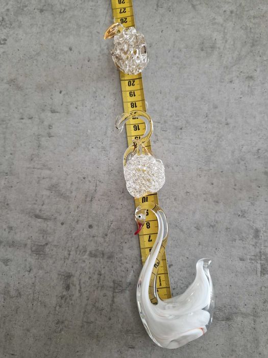 Estatuas de Gansos feitos em vidro e uma maçã