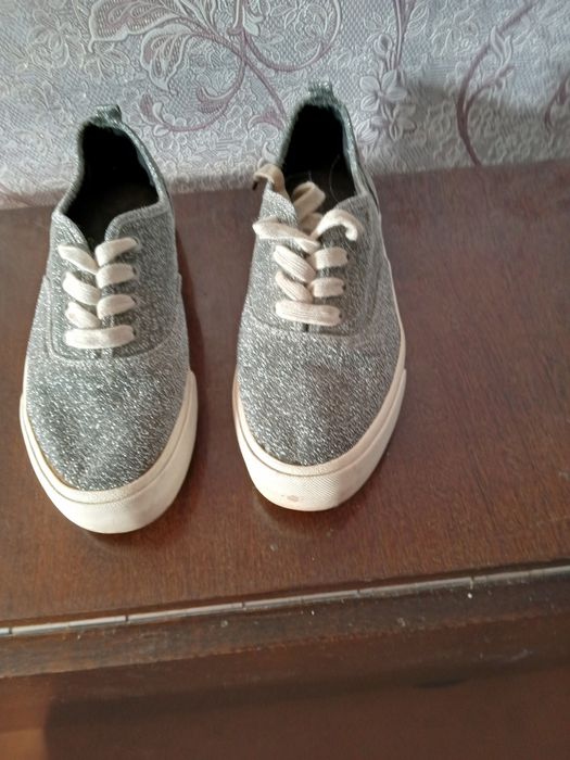 Продам серебристые кроссовки