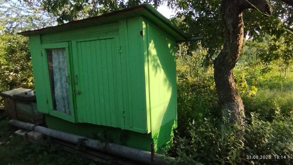 Апі будиночок на три сім'ї