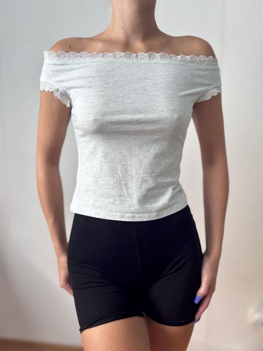 Bawelniany top opuszczany na ramiona koronkowy szary melanz Asos