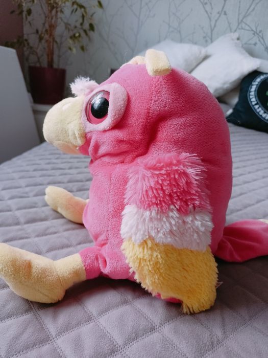 Maskotka ptak różowy siedzi