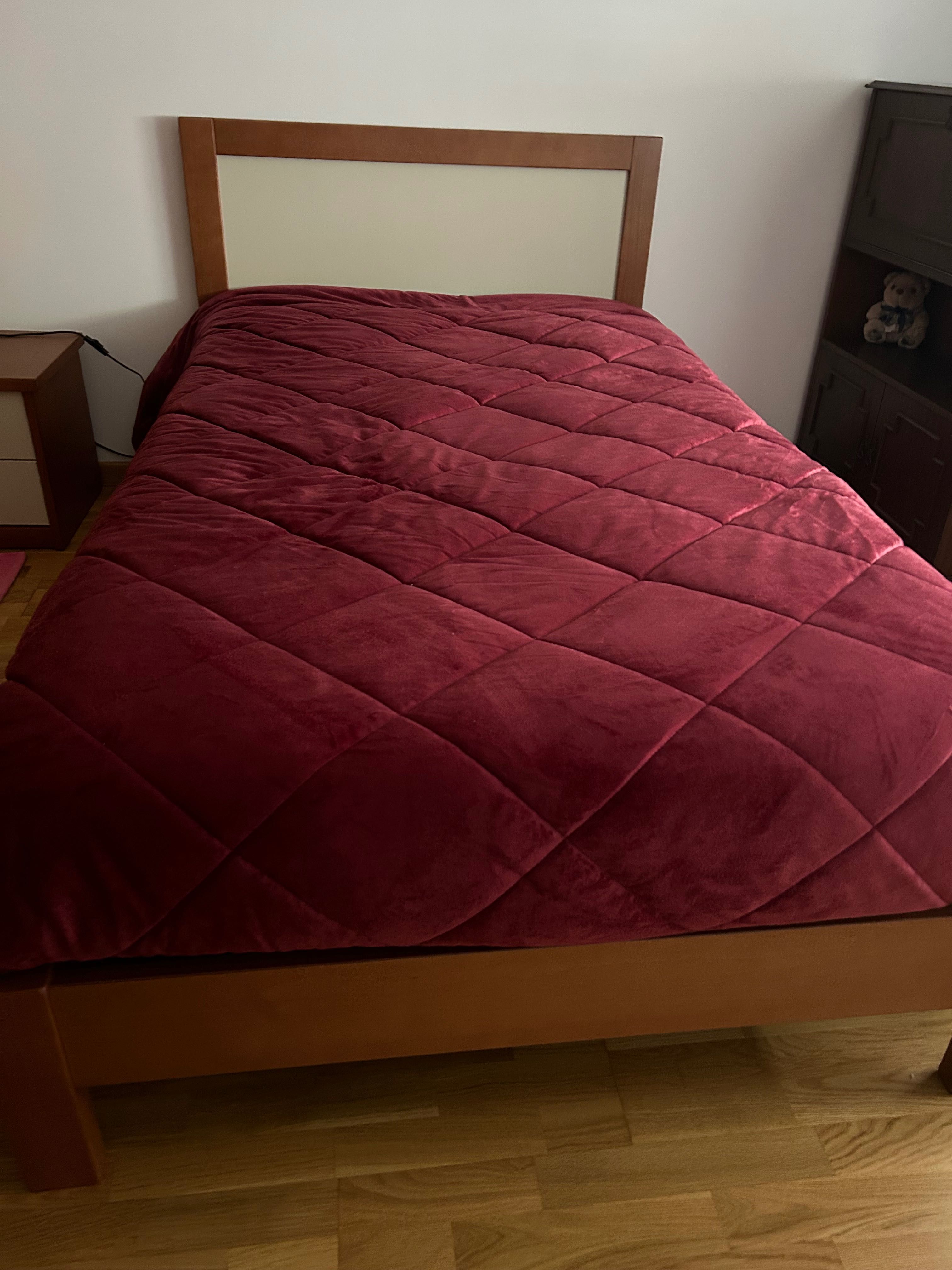 Conjunto cama corpo e meio, colchão e mesa de cabeceira