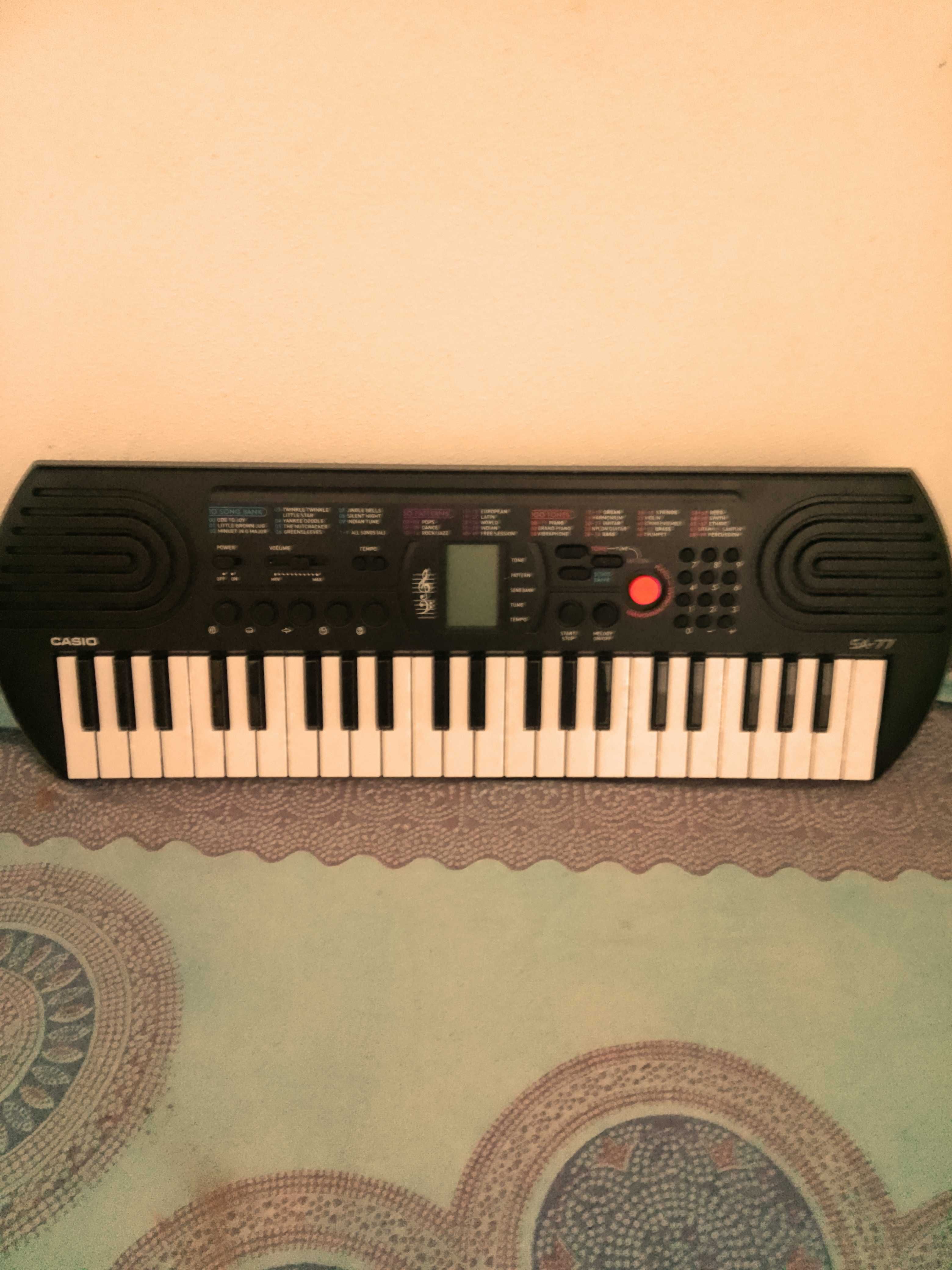 Mini órgão Casio SA-77