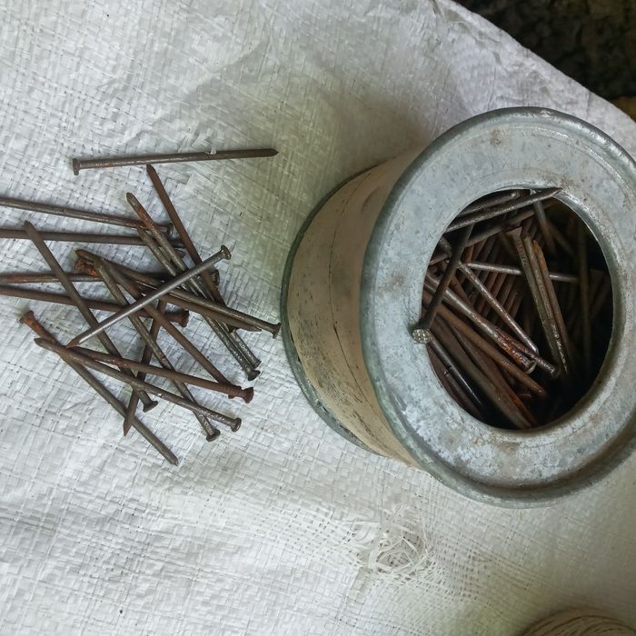 Гвозди 8 см банка1кг,кувалда 5кг.