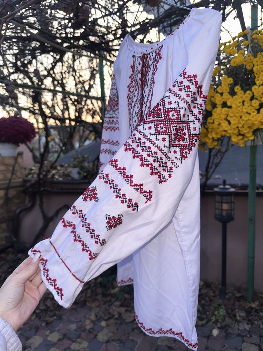 Жіноча вишиванка ручної роботи
