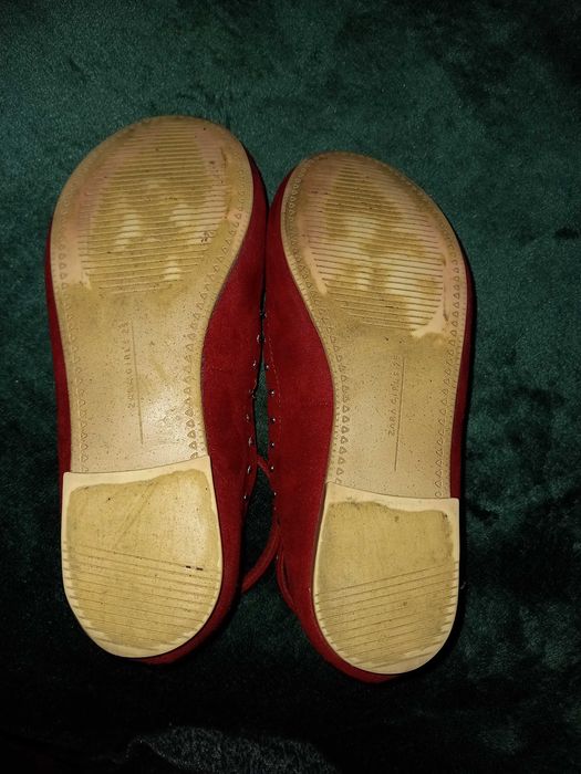 sabrinas elegantes Zara tam 28-29 veludo vermelho com tachas douradas