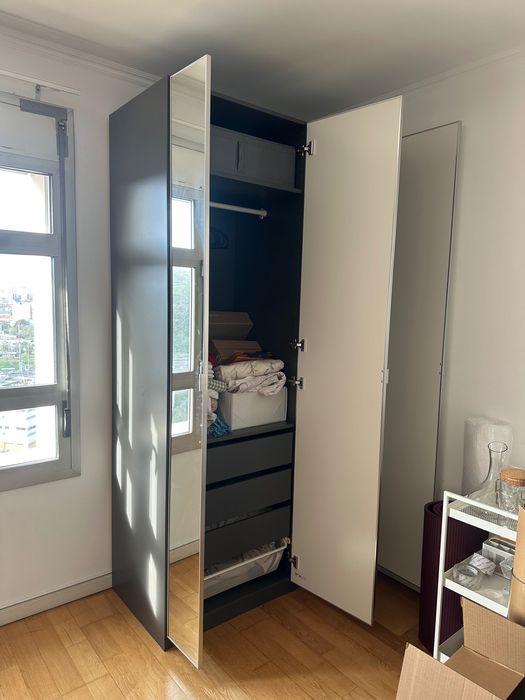 Guarda-roupa IKEA com portas espelhadas – excelente estado