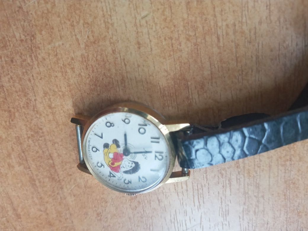 Часы механические Луч с изображением карлсона. ( не работают)