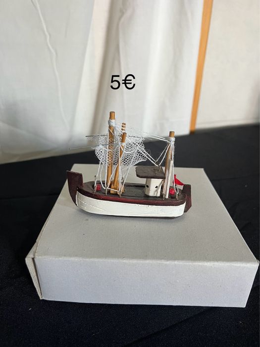 Miniatura de caravelas em madeira