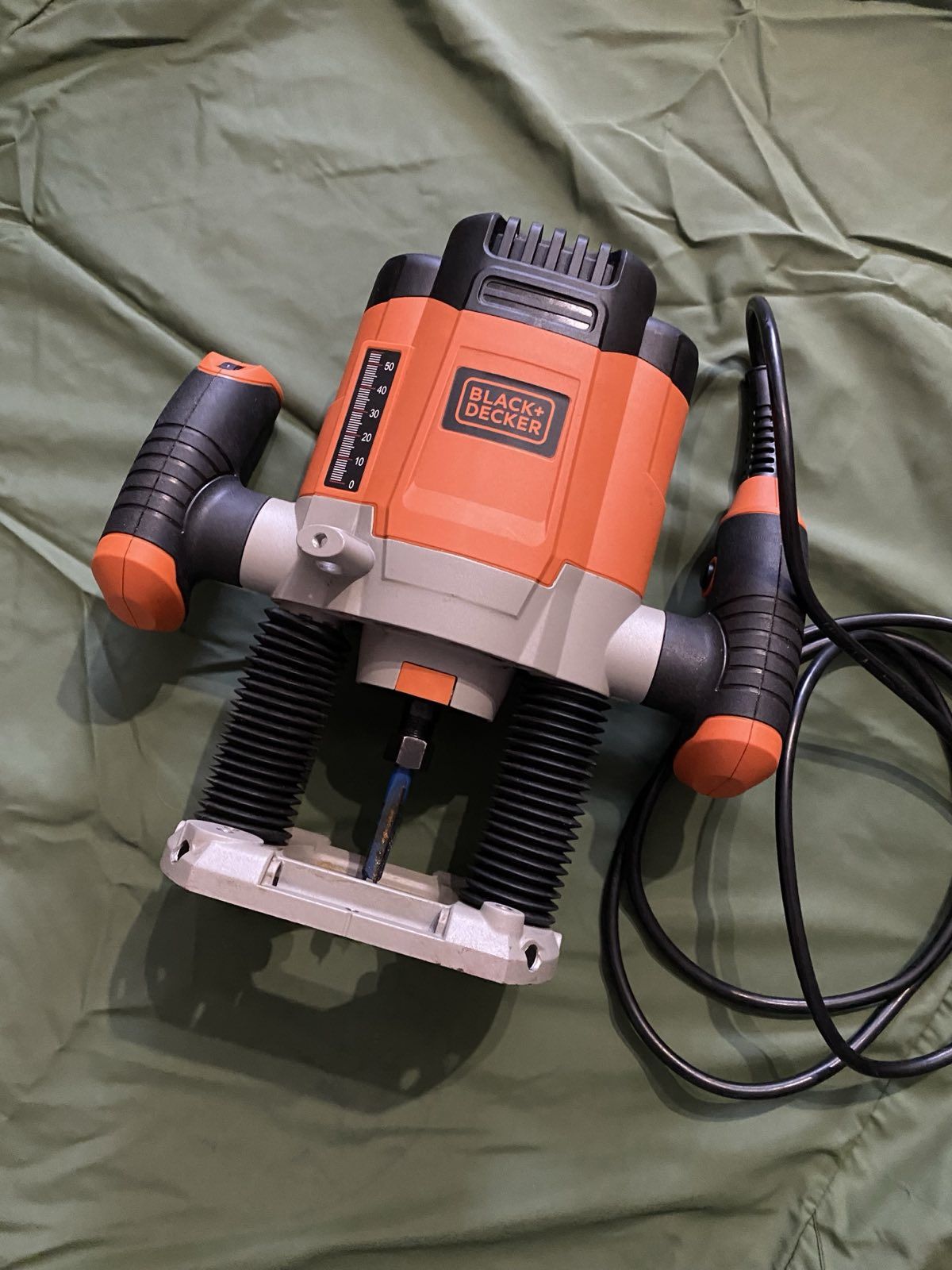 Фрезер Black+Decker KW-1200E по дереву