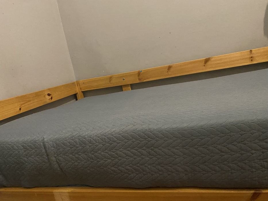 Cama de Solteiro 90x200 cm em Madeira Clara – Em Bom Estado
