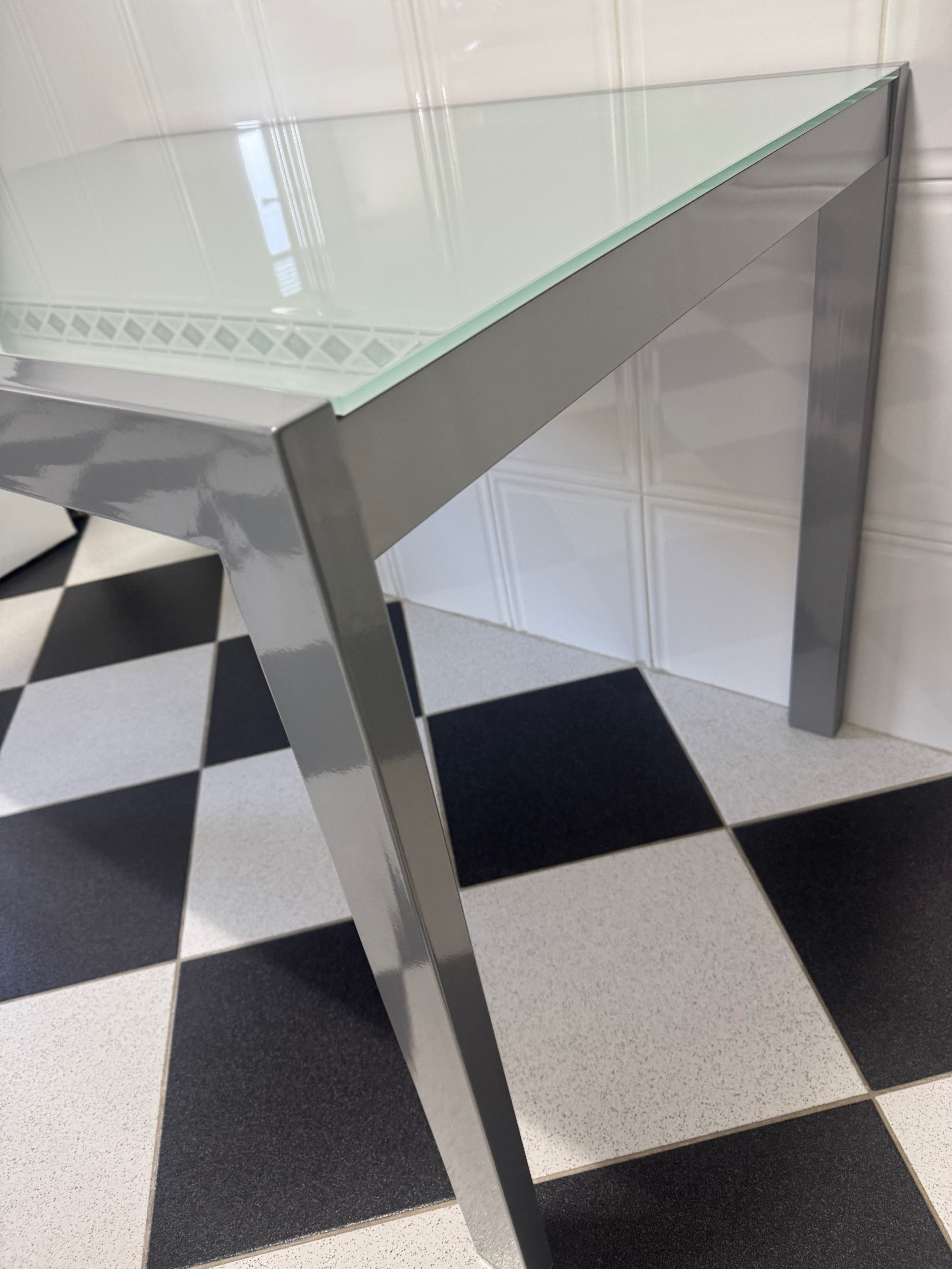 Mesa com 2 cadeiras e dois brancos em cinza