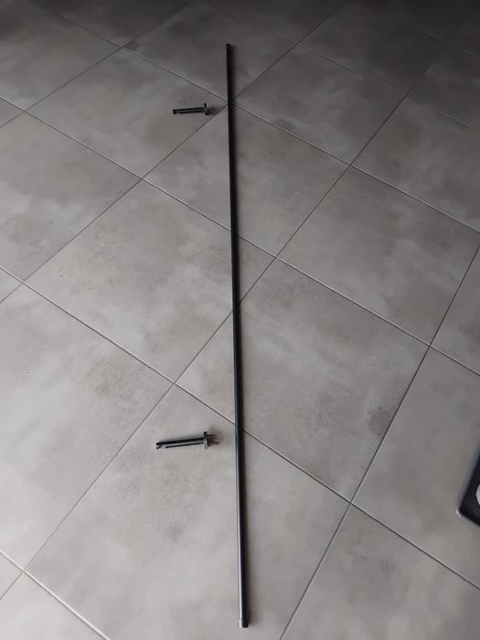 Karnisz do okna czarny