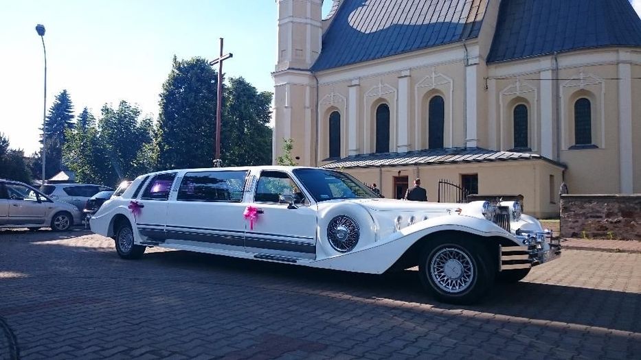 Limuzyna Excalibur w stylu retro samochód na ślub auto na wesele