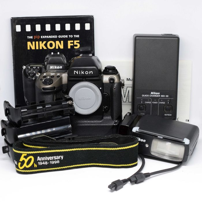 Nikon F5 SLR 50th Anniversary com flash SB-27, back MF-28, MN-30, etc.64552273359875120