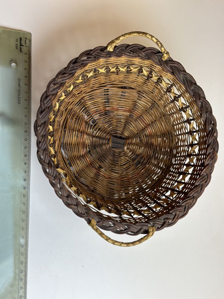 Cesta em vime antiga ornamentada