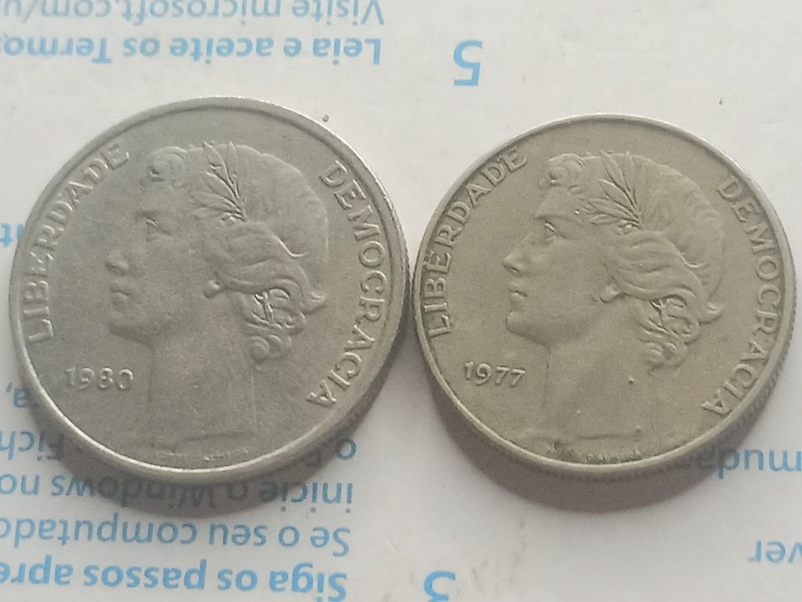 Moedas 25 escudos 1977 e 1980 uma maior que a outra