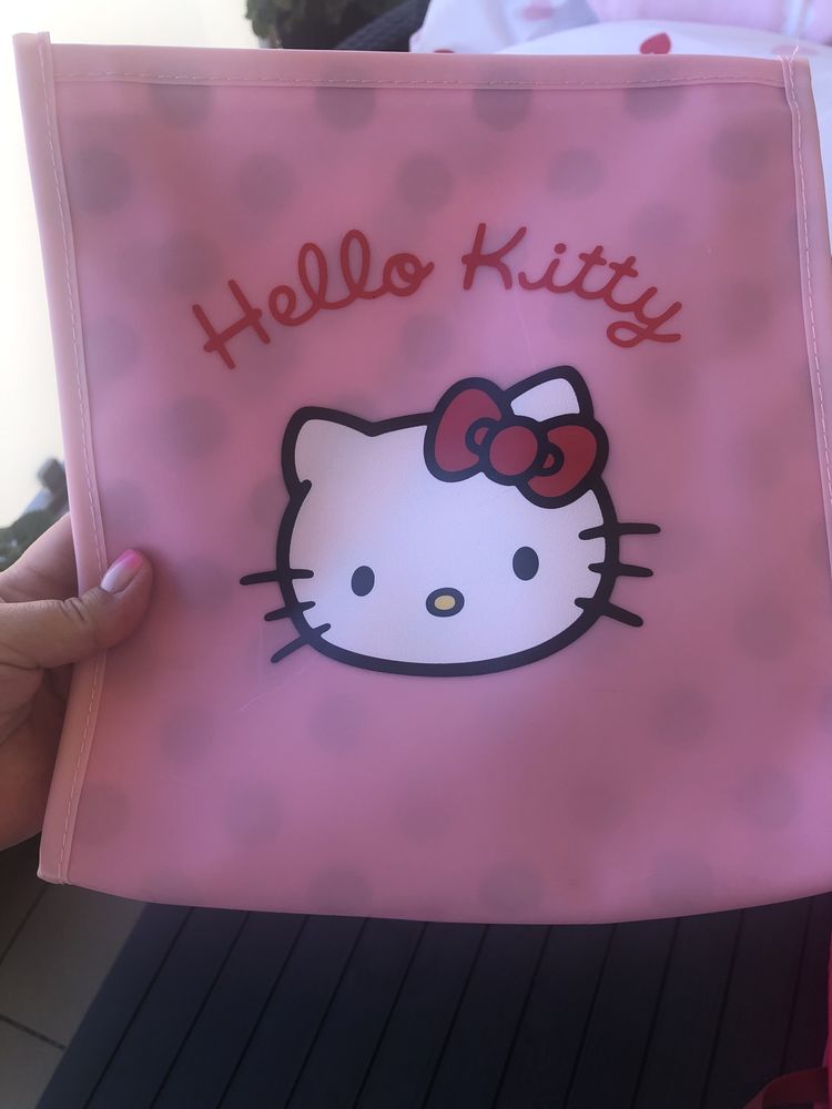 Śliczna rozowa kosnetyczka Hello Kitty