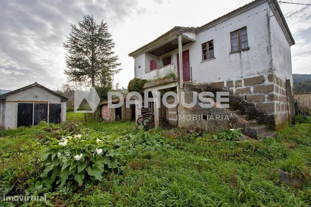Moradia Individual c/ Terreno de 5.600 m2 em Cornes, Vila Nova de Cerv