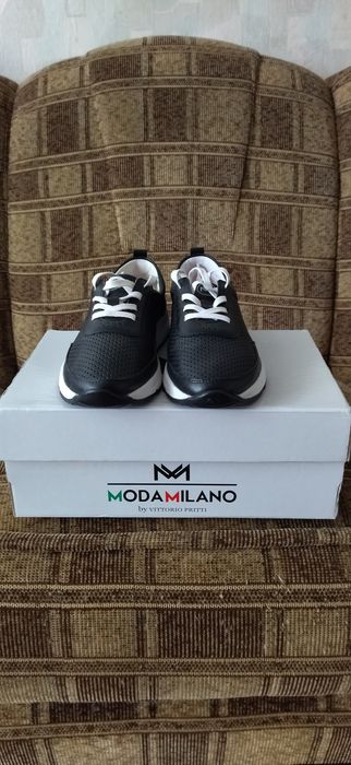 Нові жіночі шкіряні кросівки