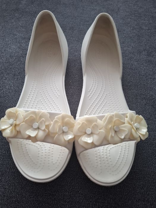 Crocs baleriny Lina Flower Dorsay W10