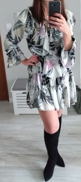 Satynowa Subtelna, zwiewna sukienka z falbanami w kwiaty, rozmiar S