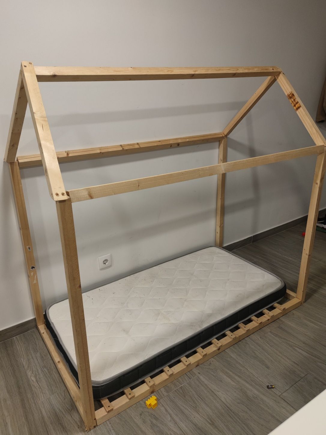 Cama infantil montessoriana