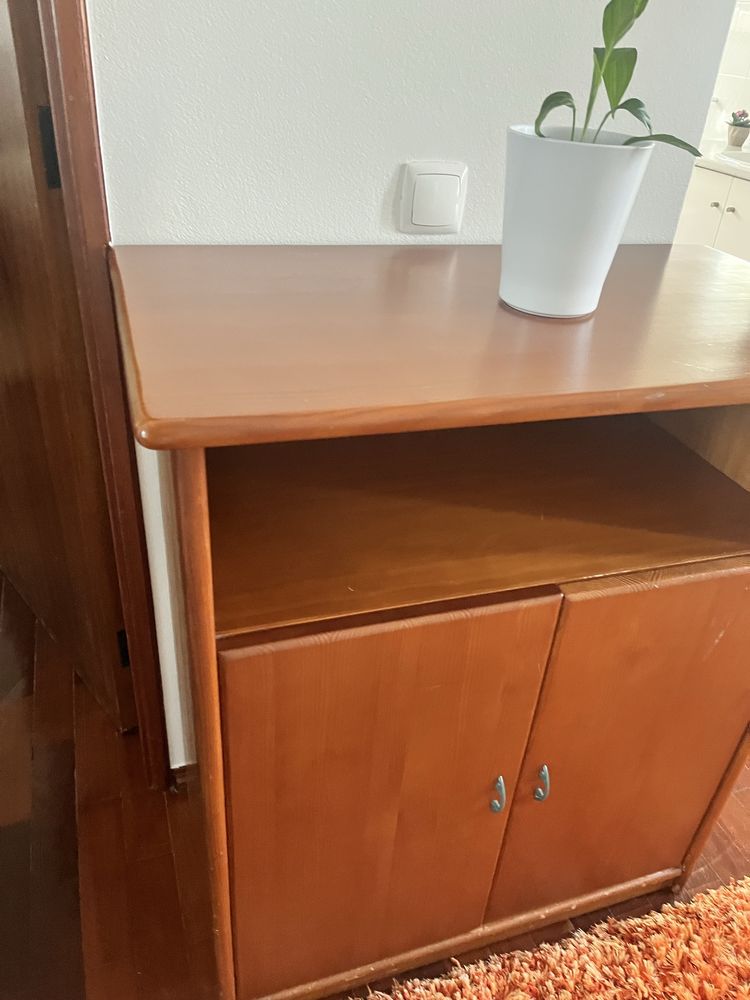 Móvel de apoio em madeira