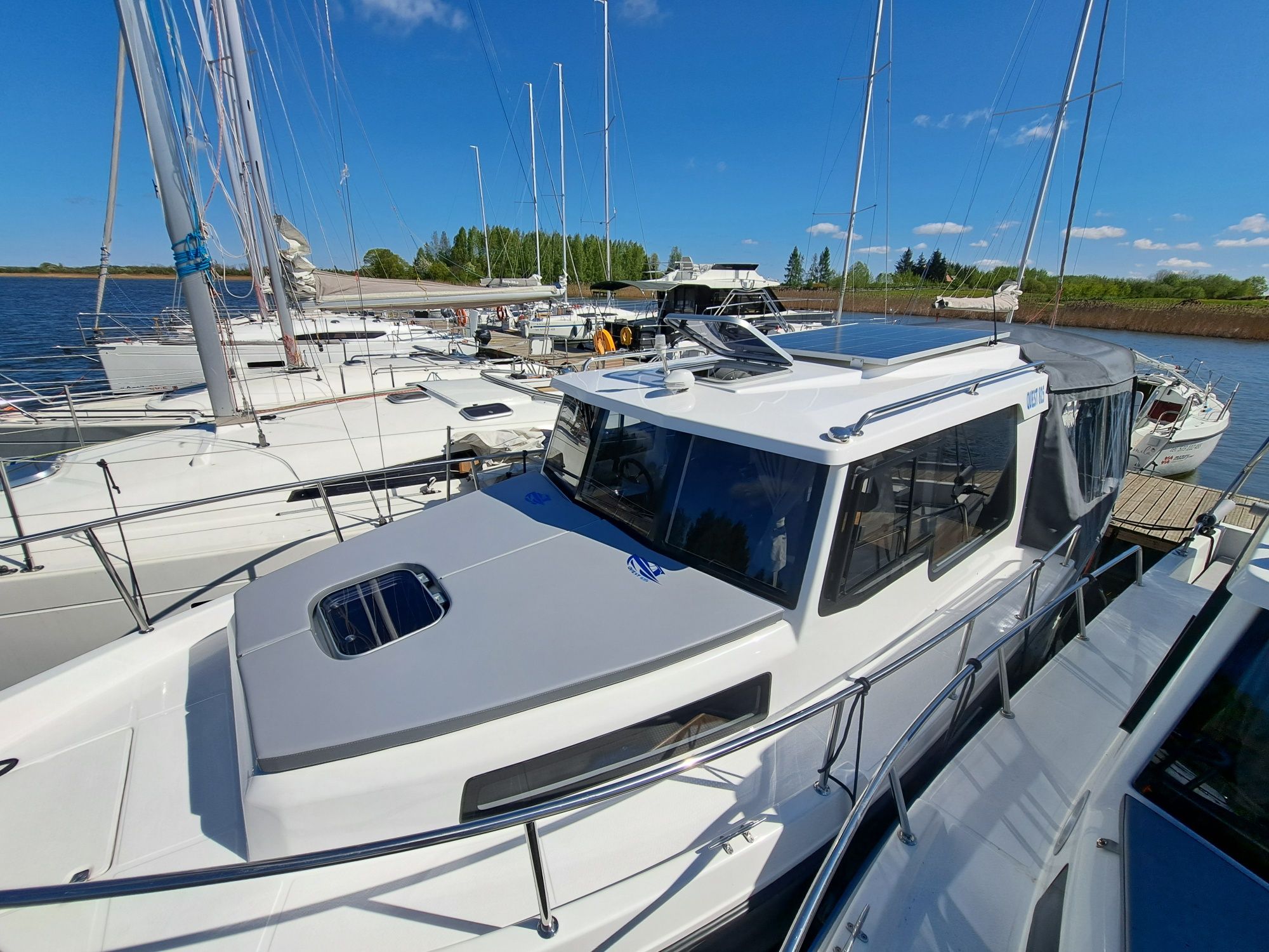 Czarter wynajem łodzi motorowej houseboat mazury bez patentu Quest 825