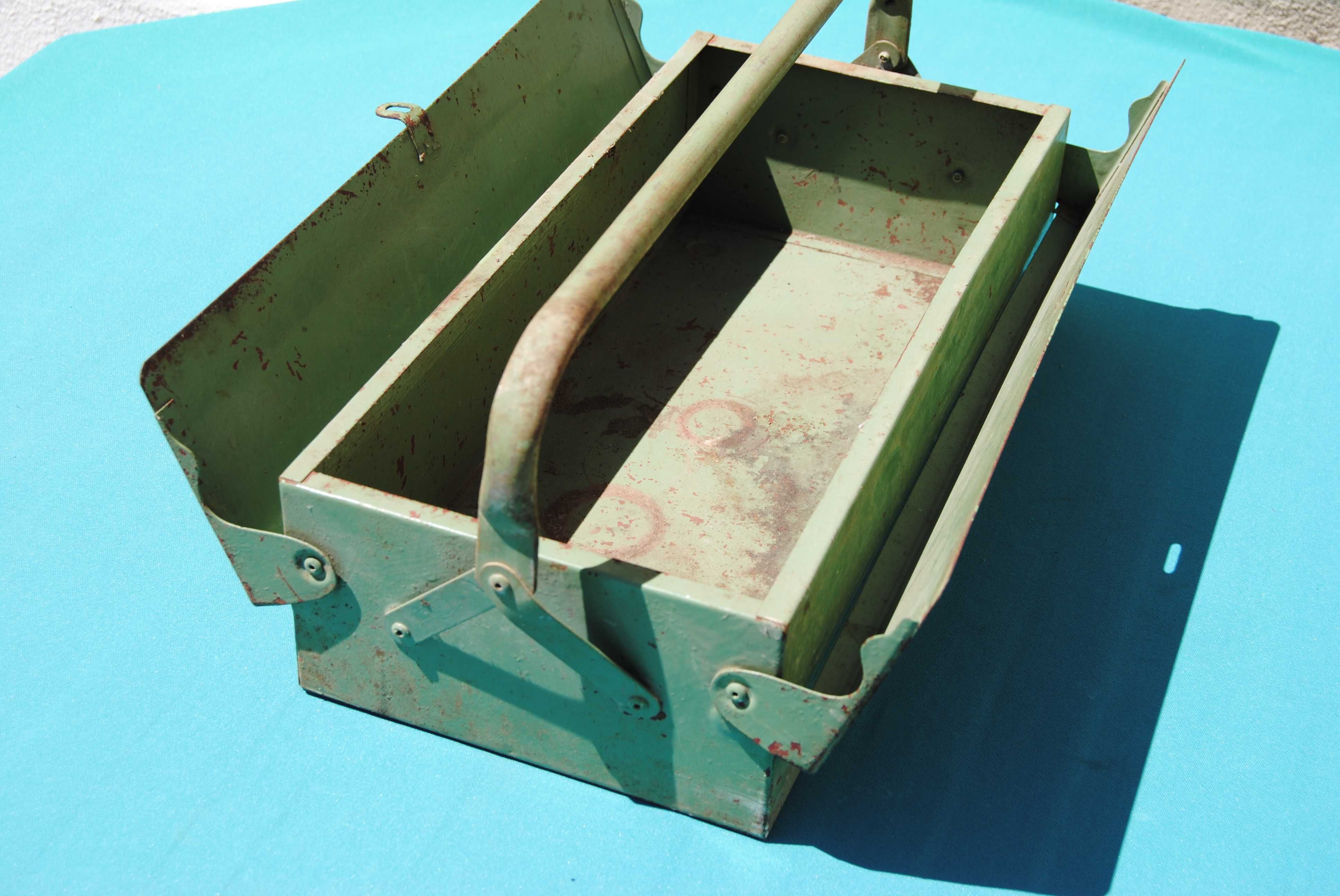 Caixa de ferramentas antiga em ferro pintada em verde - vintage