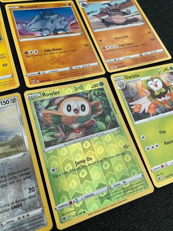 Cartas Pokémon normal e reverse holo