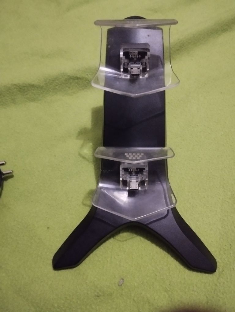 Carregador de 2 comandos ps4 a funcionar bem com carregador