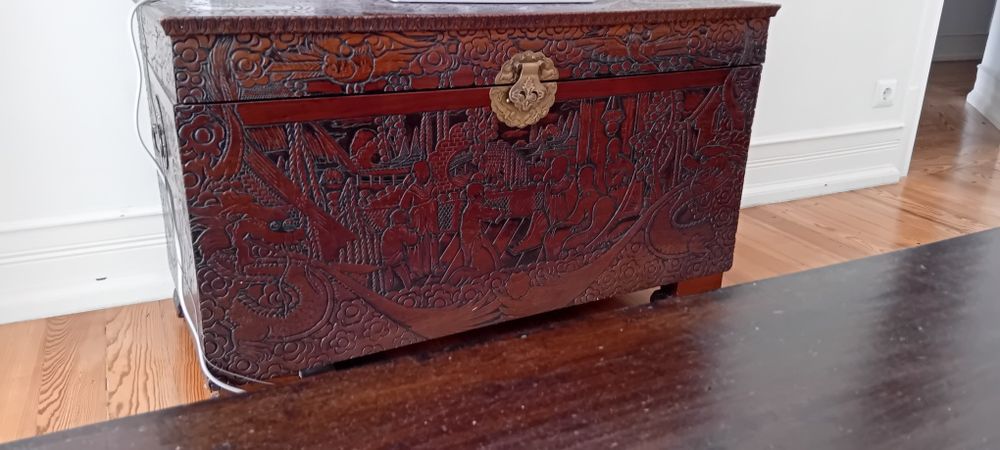 Antigo baú de madeira com detalhes entalhados