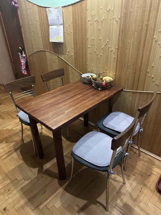 Деревяний стіл і 4 крісла