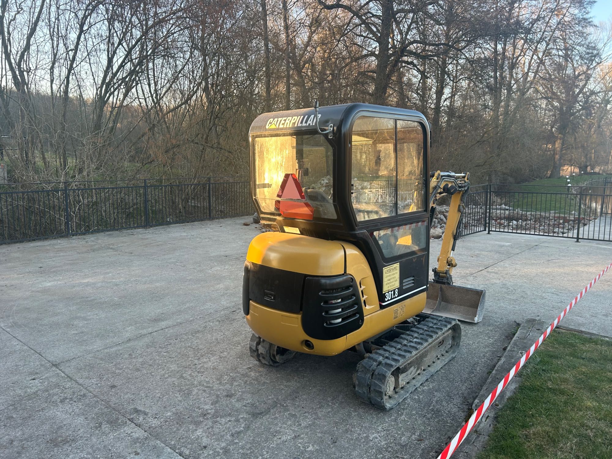 Cat 301.8 minikoparka