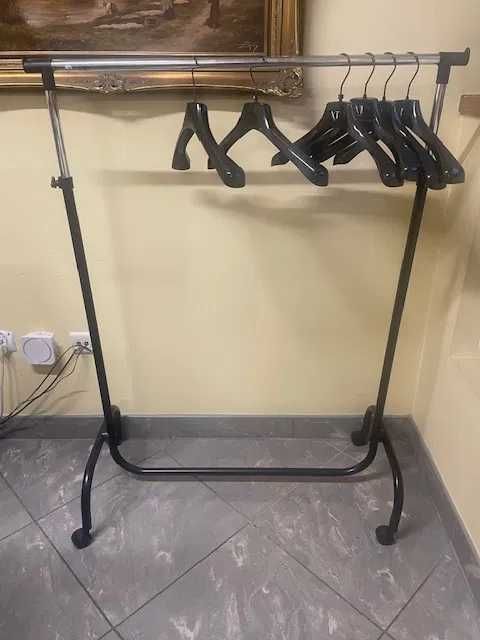 Wieszak metalowy stojący na ubrania , metalowy regulowany stojak