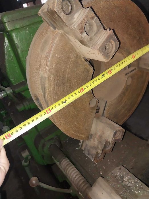 Токарний станок і велика свердлілка