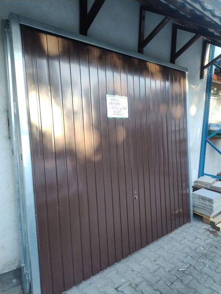 Brama garażowa uchylna ocieplana