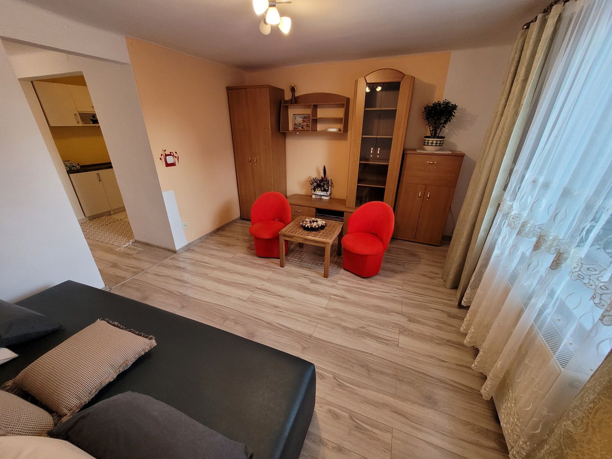 2 pokojowy apartament z kuchnią i łazienką.