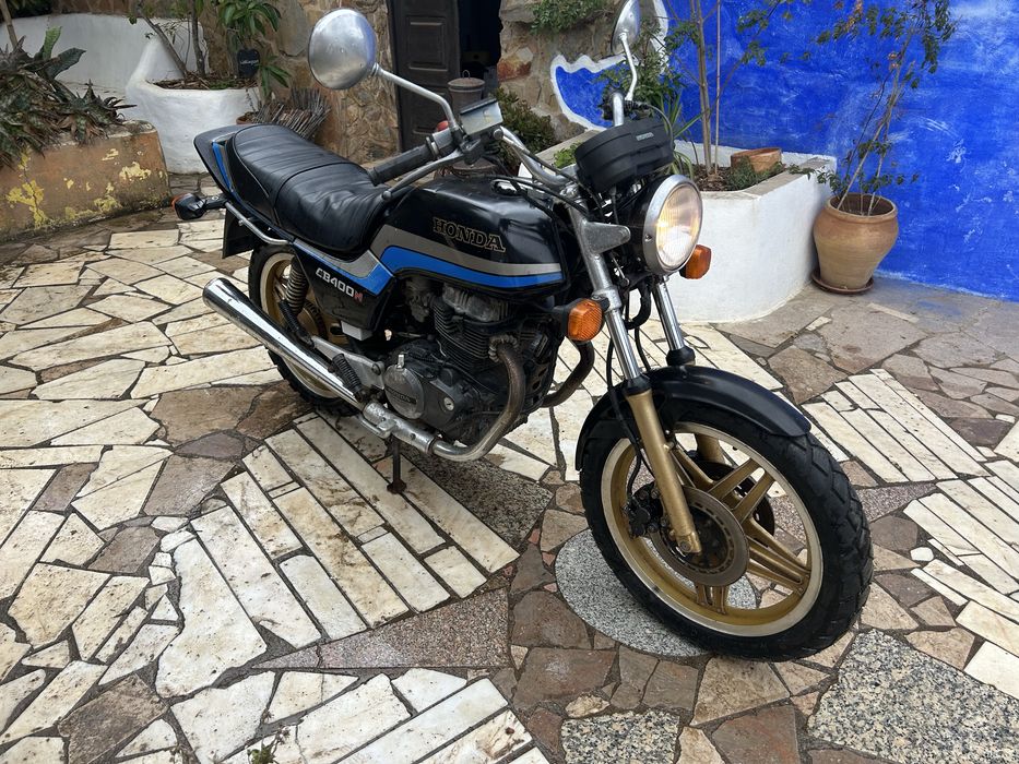 Honda CB400 N ano 1983 em bom estado.