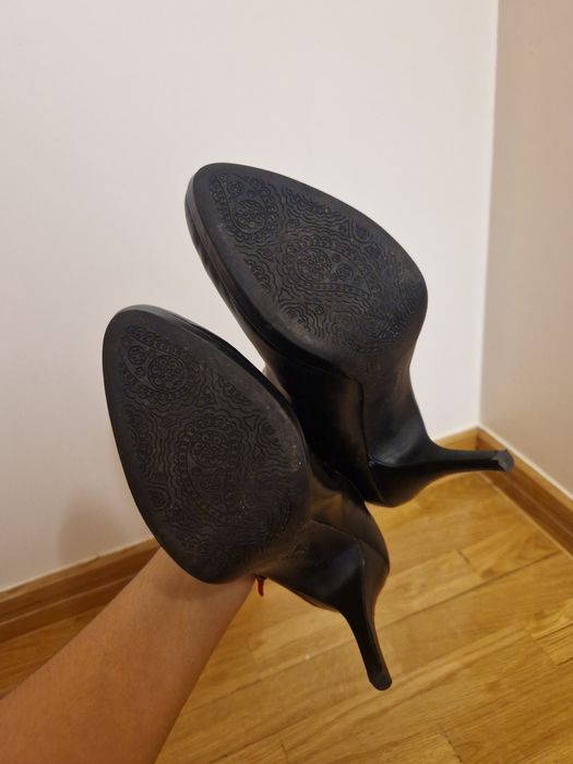 Sapato fechado de salto preto