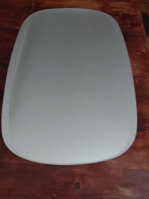 Lustro ścienne z dekoracyjnym brzegiem