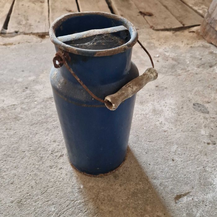 Konewka.   granatowa z pokrywką